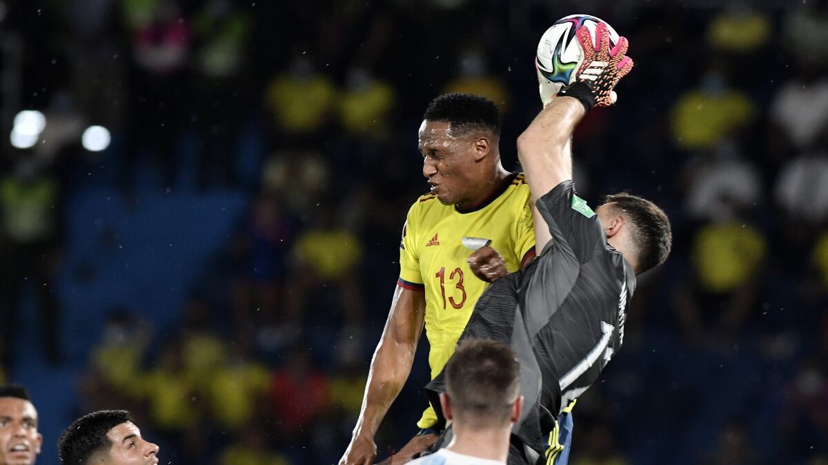 Emiliano Martínez detalló su bronca con Yerry Mina: “Me golpeó en Colombia”