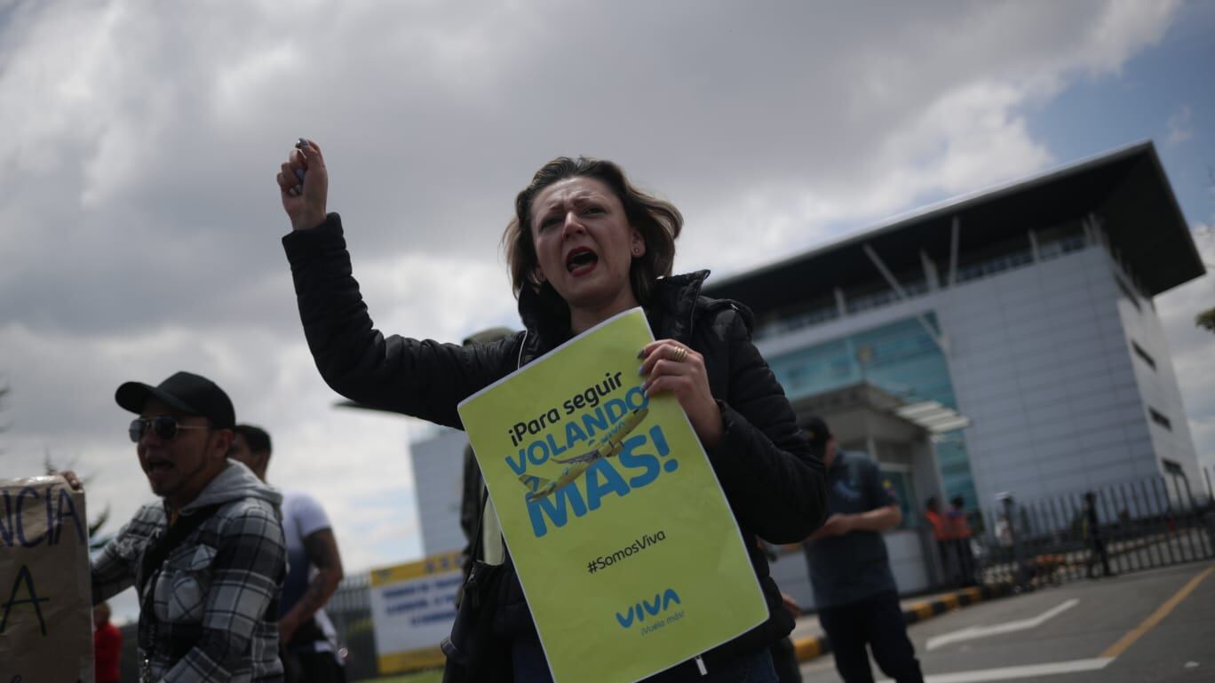 Trabajadores de Viva Air protestan frente a la Aeronáutica Civil reclamando por sus empleos