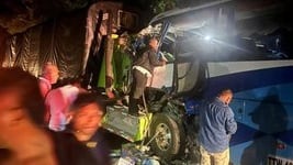 Aparatoso accidente deja tres muertos y 25 heridos en choque de camión en vías del Caribe.
