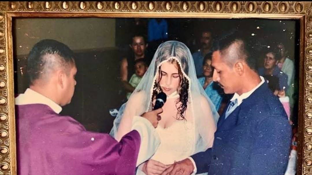 La imagen es de la unión eclesiástica de la cantante Arelys Henao y su manager Wilfredo Hurtado con unas palabras emblemáticas.