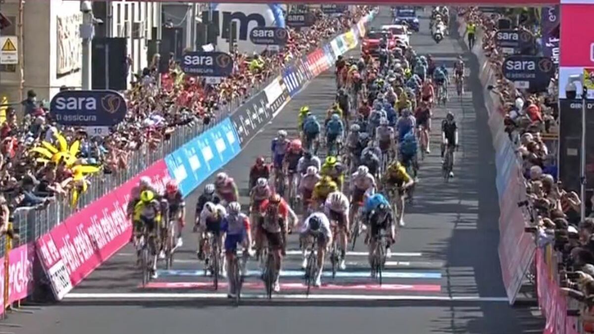 Por nada, se le escapó la victoria de etapa a Fernando Gaviria en el Giro