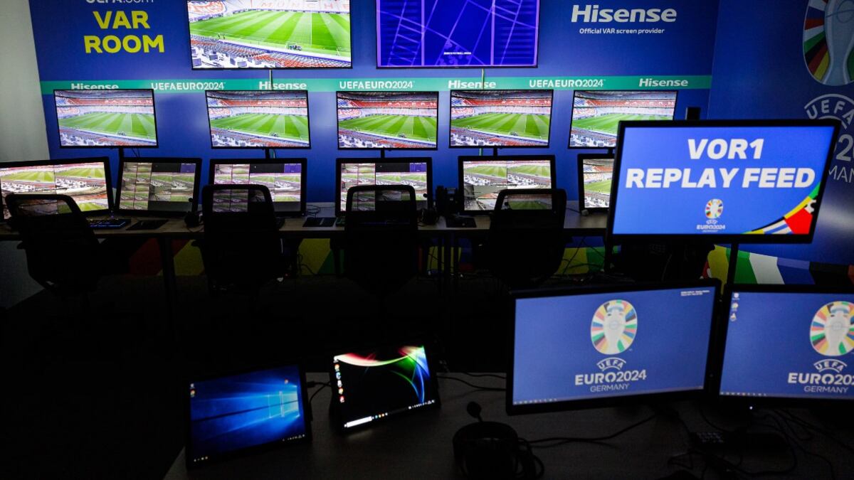 Integrante de sala del VAR genera suspicacias por lo que hizo en pleno partido