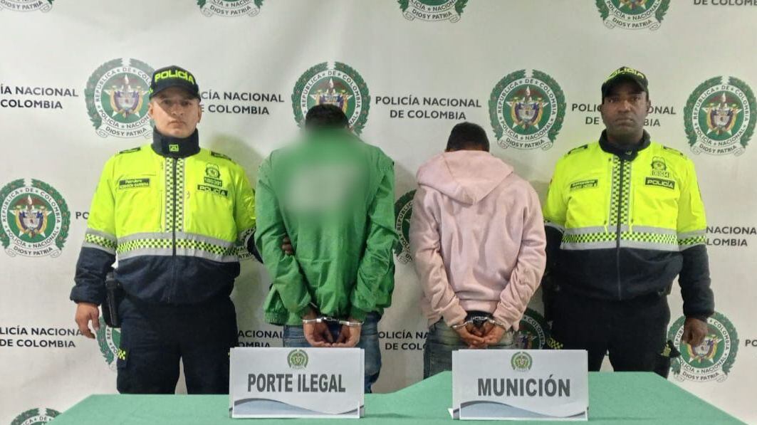 Hombres capturados por portar arma de fuego tipo lapicero en Bogotá