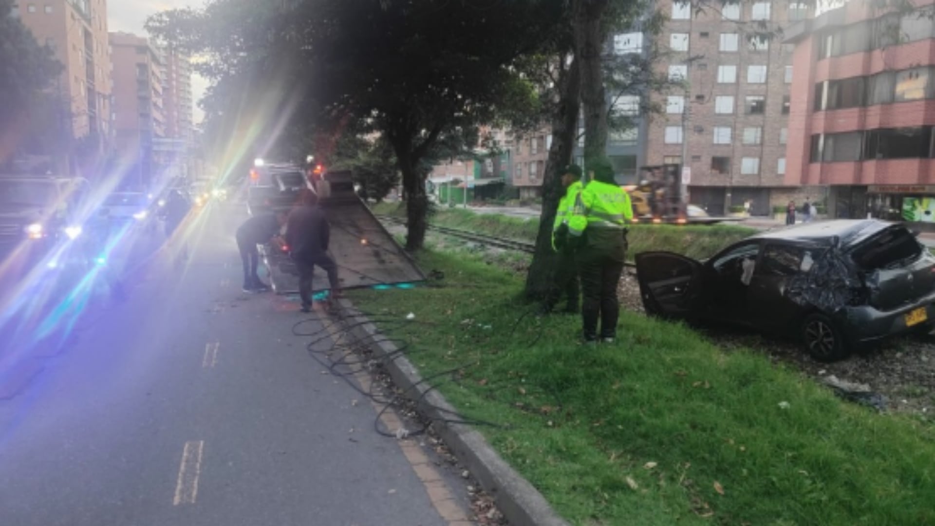 Carro abandonado sobre la vía del Tren de la Sabana.