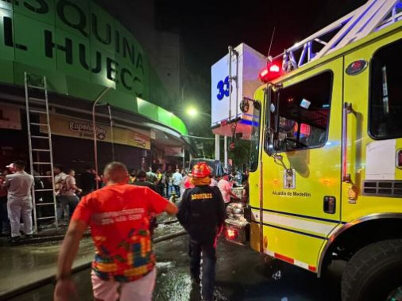Voraz incendio: 20 locales comerciales fueron consumidos por las llamas en El Hueco de Medellín