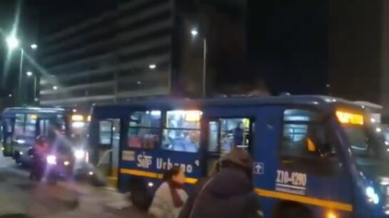 Disturbios con la Guardia Indígena en Bogotá: denuncian que están pinchando llantas de buses de SITP.