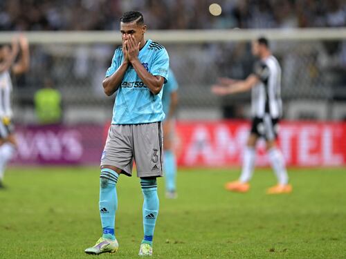 Mueren dos aficionados tras ataque armado previo a partido de futbol