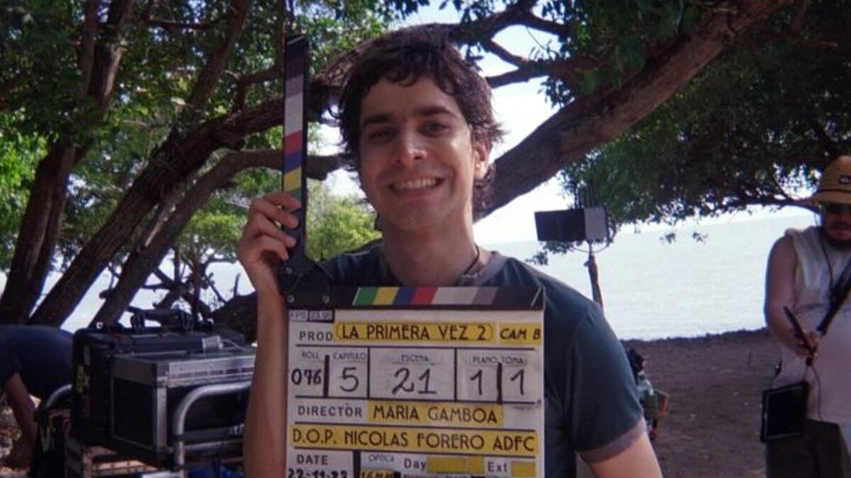 Emmanuel Restrepo en una foto detrás de cámaras de 'La primera vez'