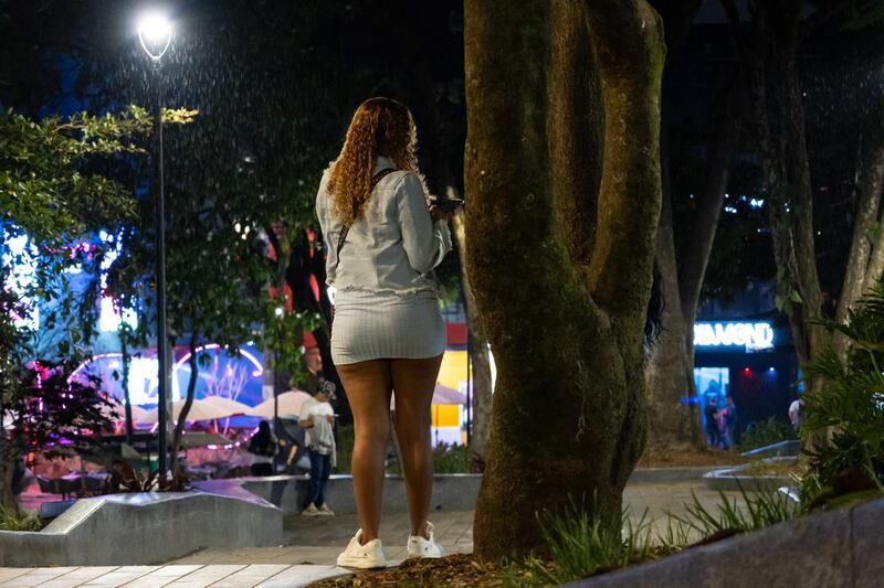 Prohíben demanda y solicitud de servicios sexuales en el Parque Lleras