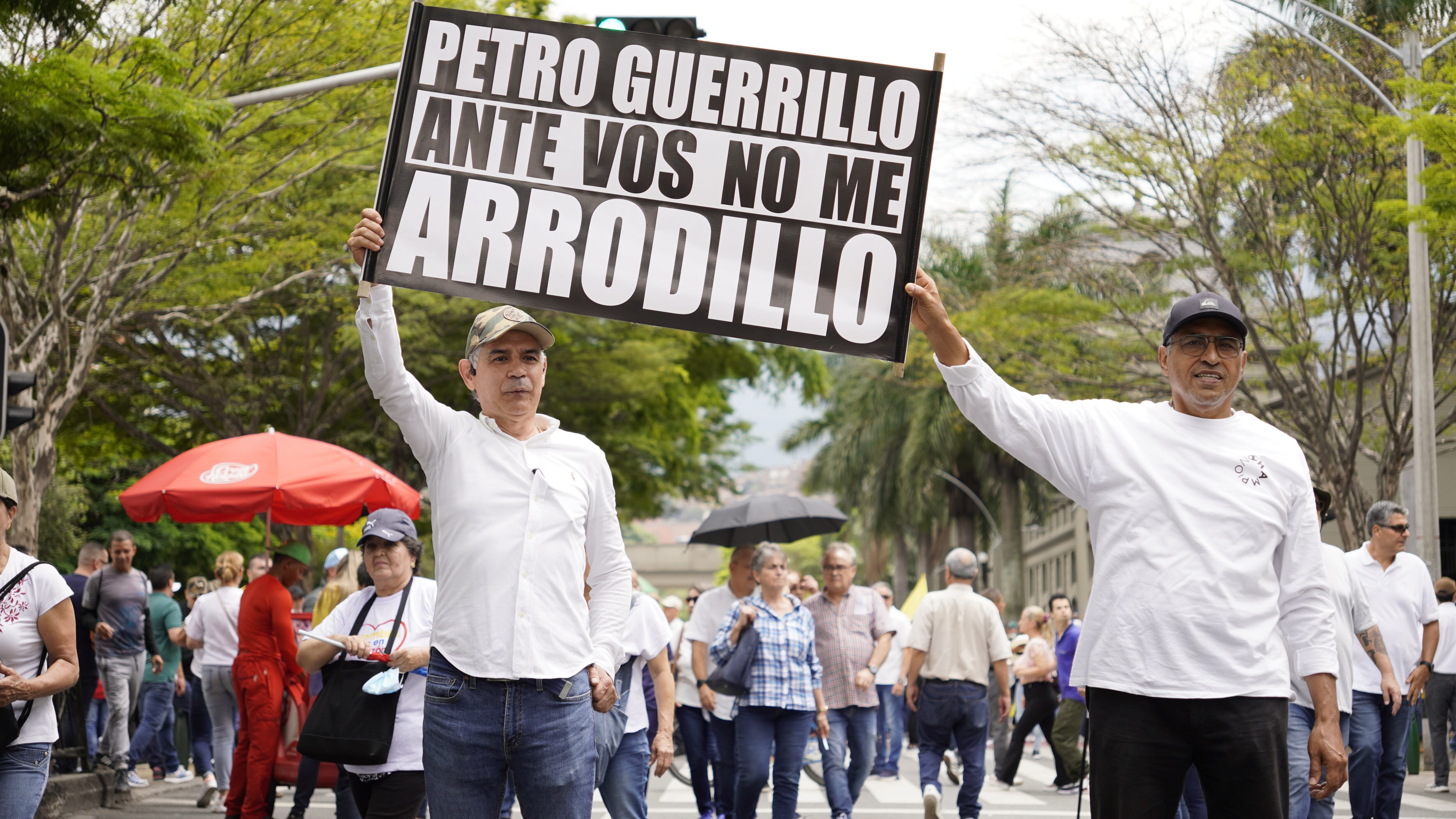 Manifestación de opositores del gobierno de Gustavo Petro en Medellín