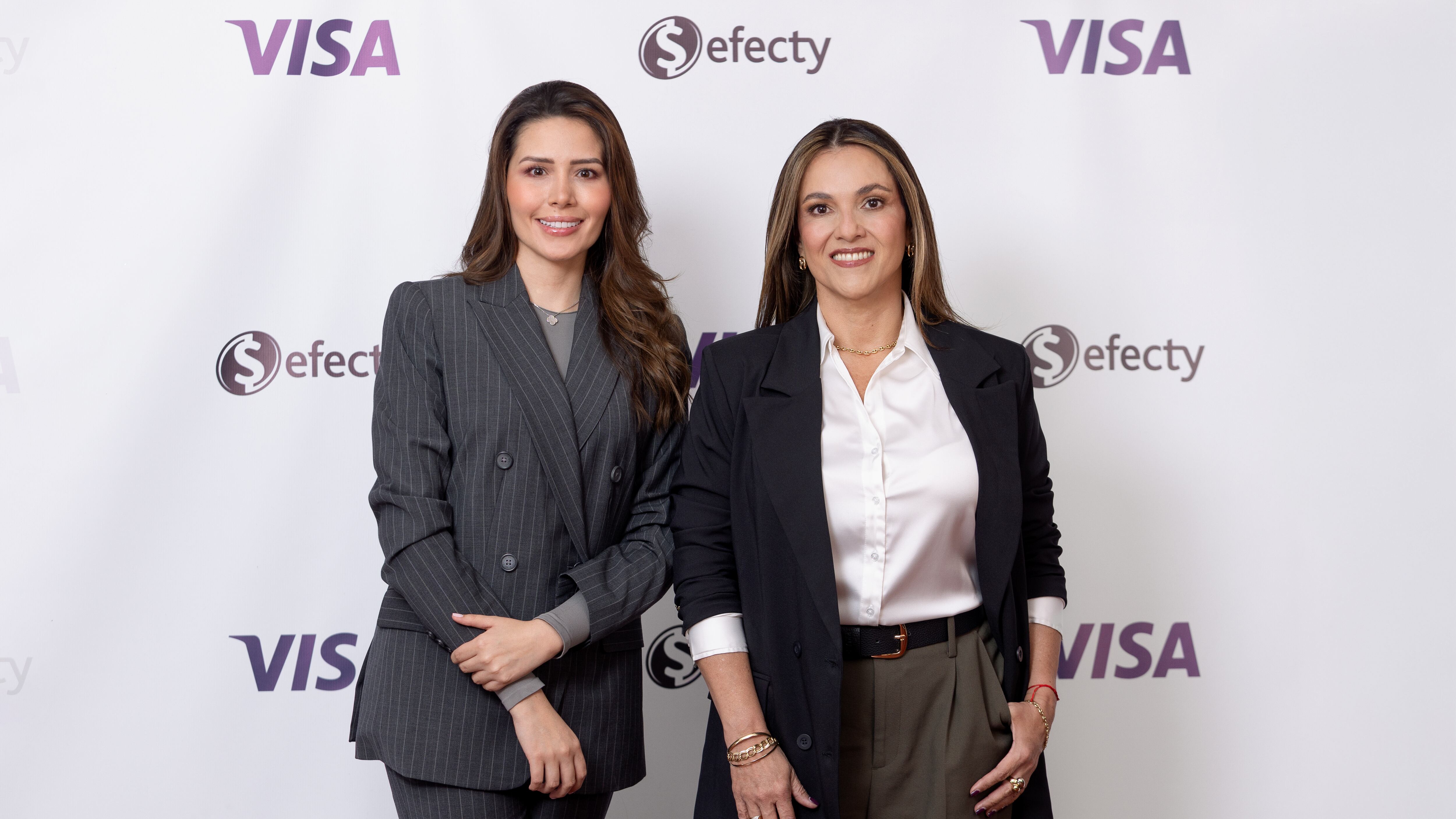 Foto de Vanessa Rodríguez Guerrero, gerente General de Efecty y a Adriana Cárdenas, gerente General de Visa en Colombia.