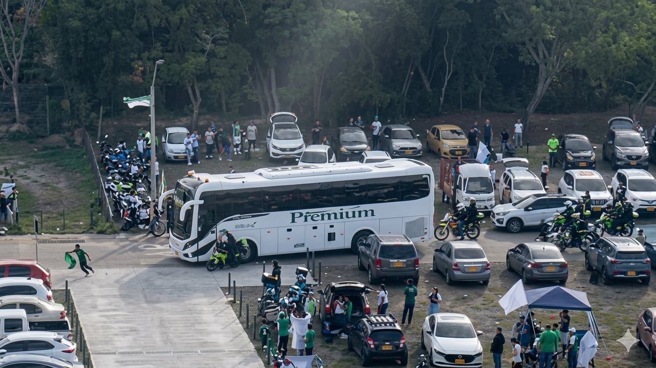 Bus que llevaba a América terminó atropellando moto de policías llegando al estadio del Cali