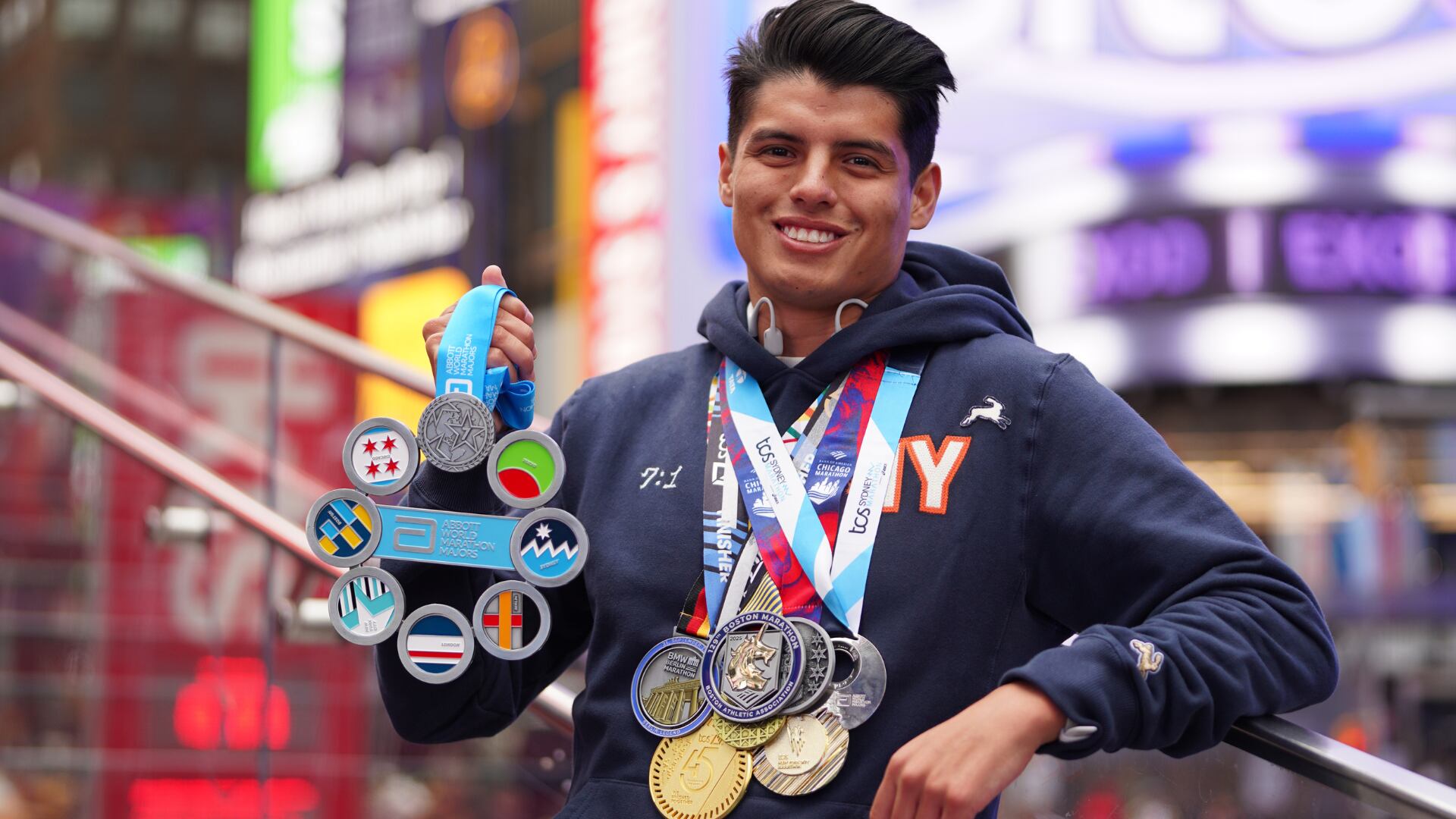 El atleta más joven en correr las siete maratones del mundo en un año, es colombiano, se llama Martín Aldas