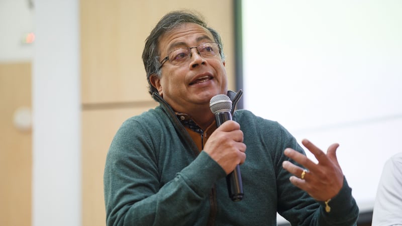 Si liberalismo quiere abrazar el fascismo, no podemos impedirlo: Petro responde a Gaviria por ruptura de relaciones