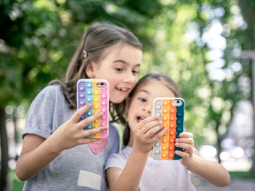 ¿Pensando en regalar un celular a su hijo en navidad? Esta es la edad que los expertos recomiendan