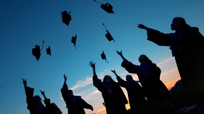 Las graduaciones de los niveles medio y superior rondan tienen un costo aproximado de 11 mil 950 pesos por graduado (Dreamstime).