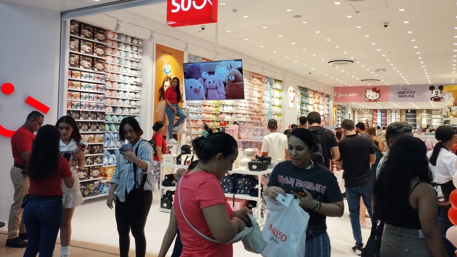 Apertura de nueva tienda Miniso en Barranquilla.
