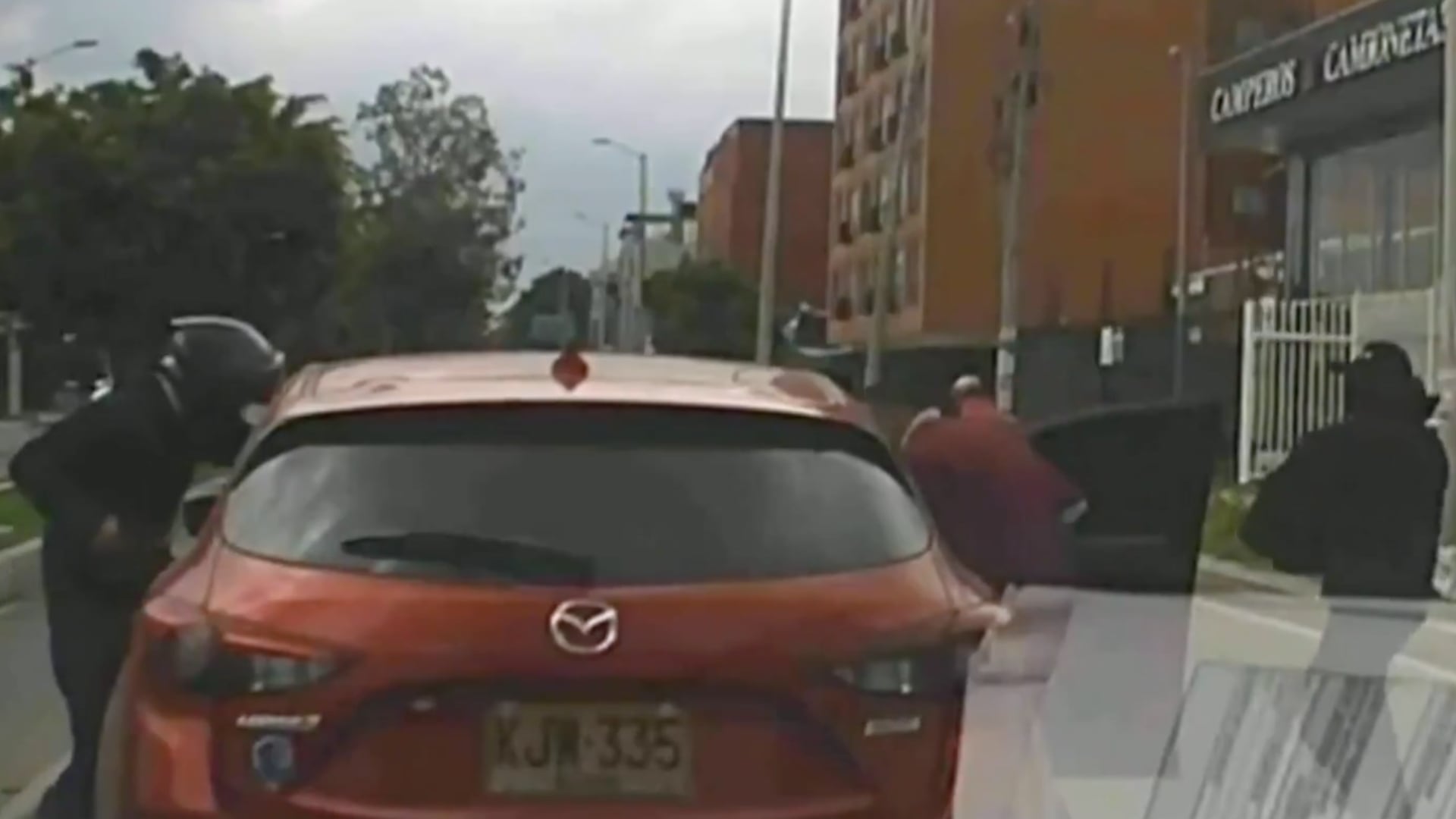 Delincuentes asaltaron un carro en plena vía de Bogotá.