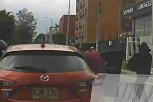Video: momentos de pánico vivieron ocupantes de un vehículo que fue violentamente asaltado en Bogotá