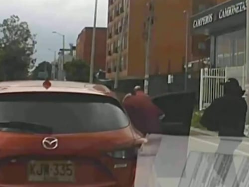 Video: momentos de pánico vivieron ocupantes de un vehículo que fue violentamente asaltado en Bogotá