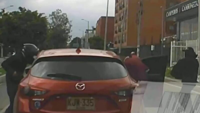 Video: momentos de pánico vivieron ocupantes de un vehículo que fue violentamente asaltado en Bogotá