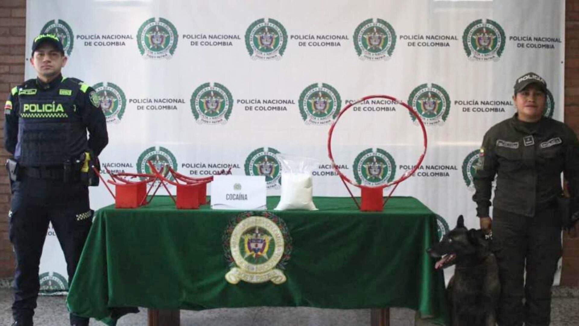 La Policía de Bogotá encontró cargamento de cocaína oculto en canastas de baloncesto