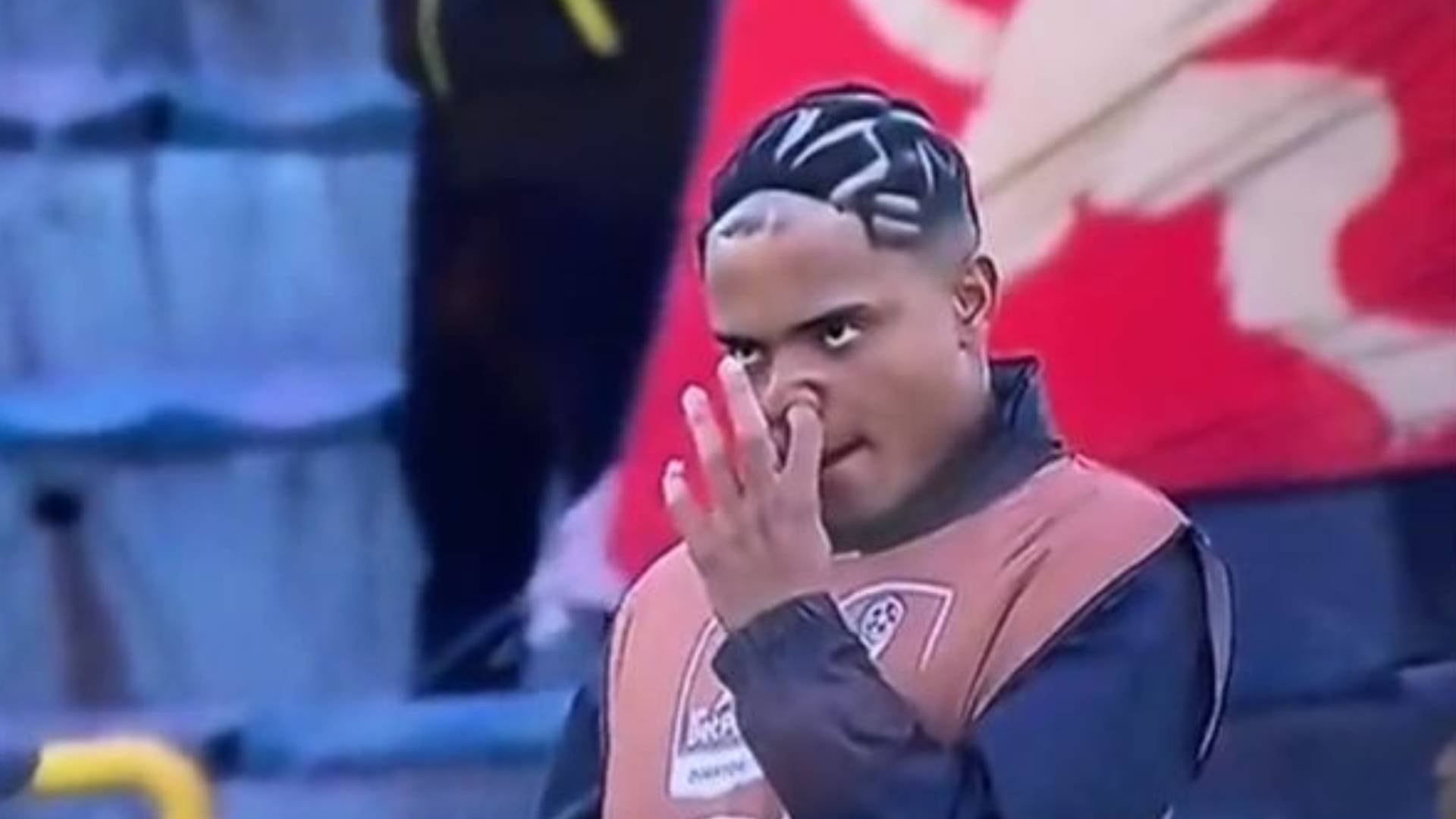 Ober Almanza fue captado sacándose un moco en el partido de Santa Fe