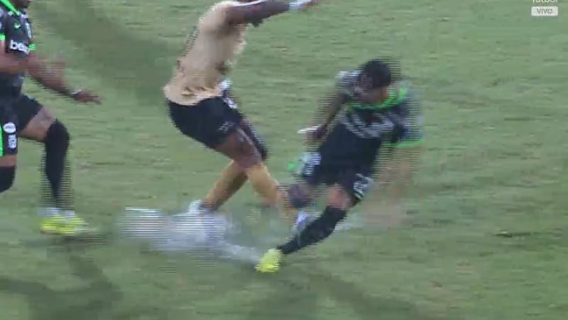 Video: Escalofriante patadón recibió Milton Casco en el partido de Atlético Nacional contra Internacional de Bogotá