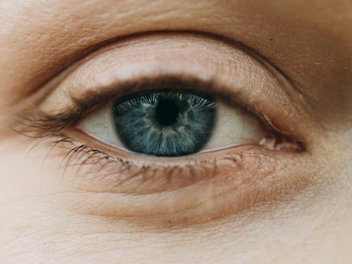 Vacaciones de fin de año: claves para cuidar la salud visual entre pantallas, sol y descanso