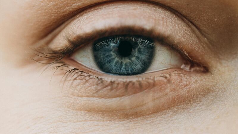 Vacaciones de fin de año: claves para cuidar la salud visual entre pantallas, sol y descanso