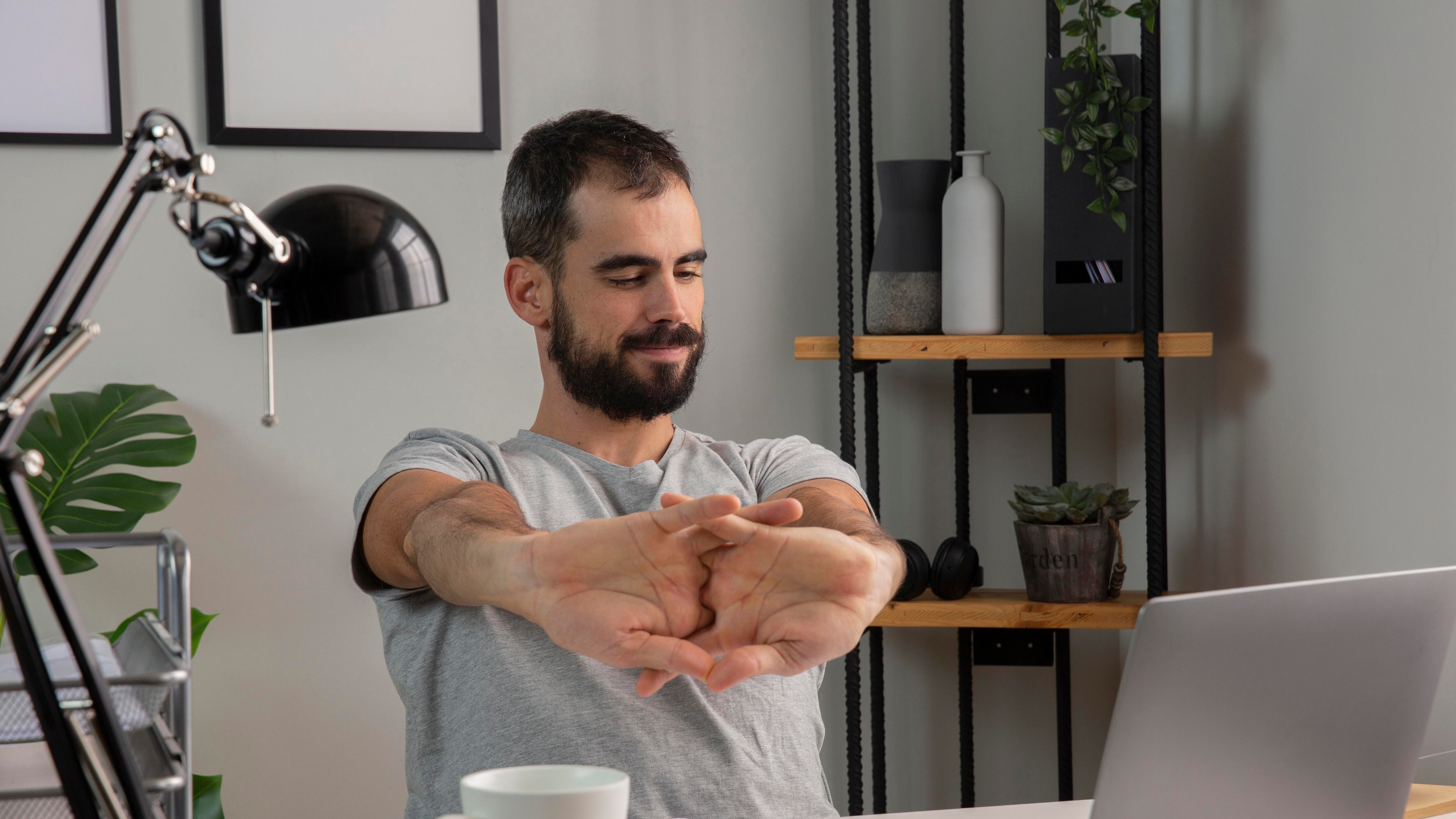 Existen numerosas rutinas de ejercicios que puedes realizar en la oficina sin necesidad de equipamiento adicional o de mucho espacio. Foto: Freepik.