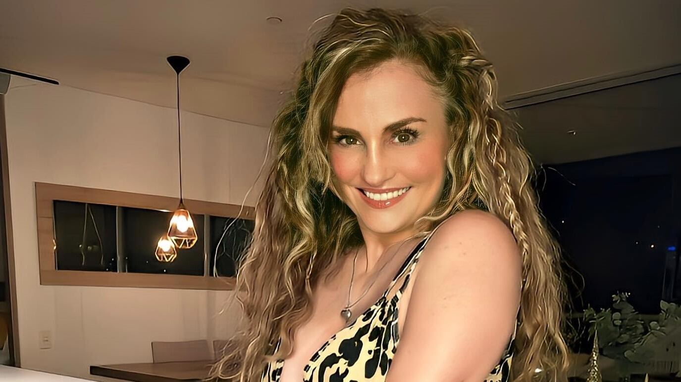 Aura Cristina Geithner se metió en un jacuzzi y en una de las fotos notaron algo corriendo por una de sus piernas.