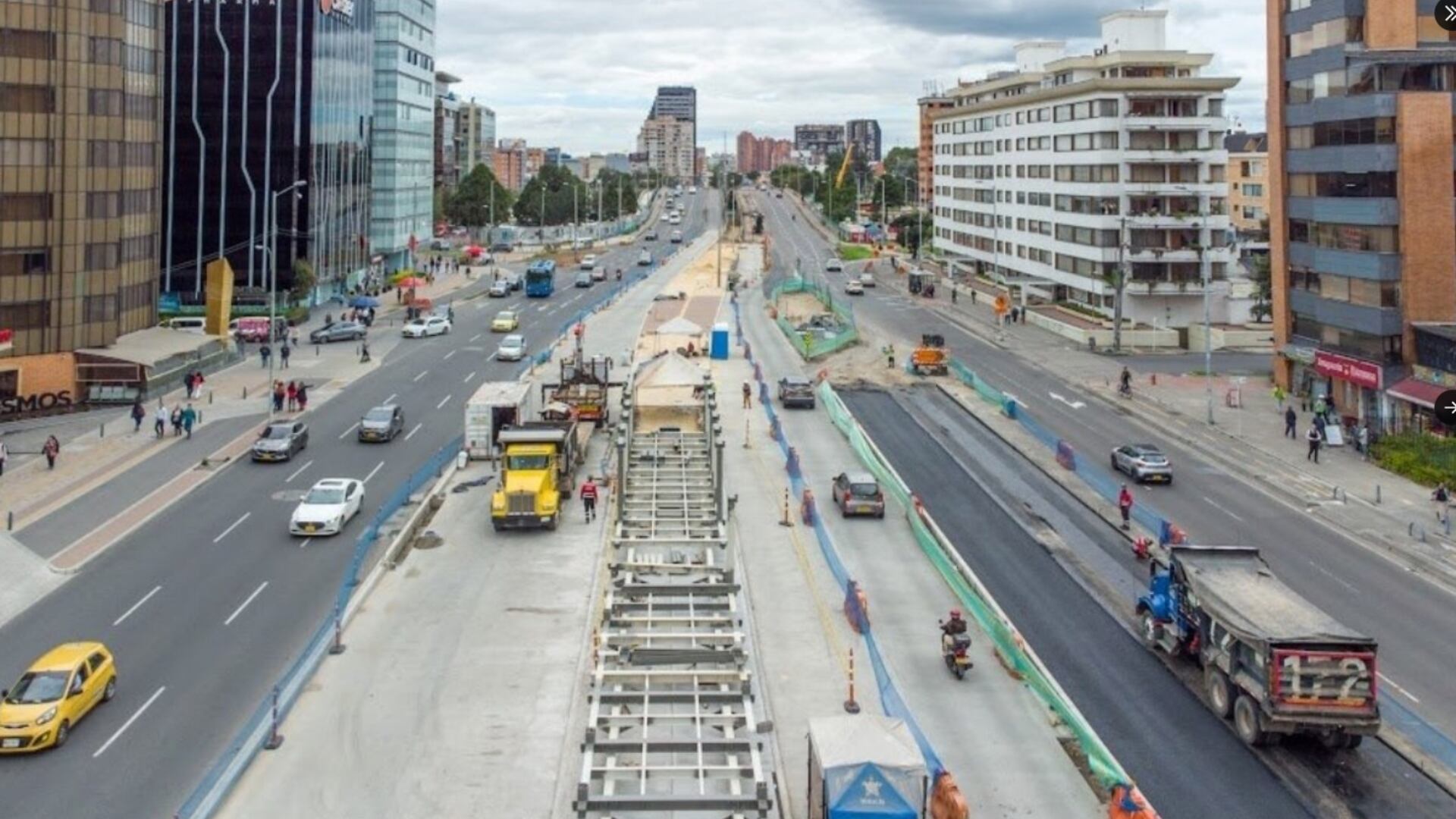 La avenida calle 100 se encuentra cerrada, debido a obras correspondientes a la construcción de una troncal de Transmilenio.