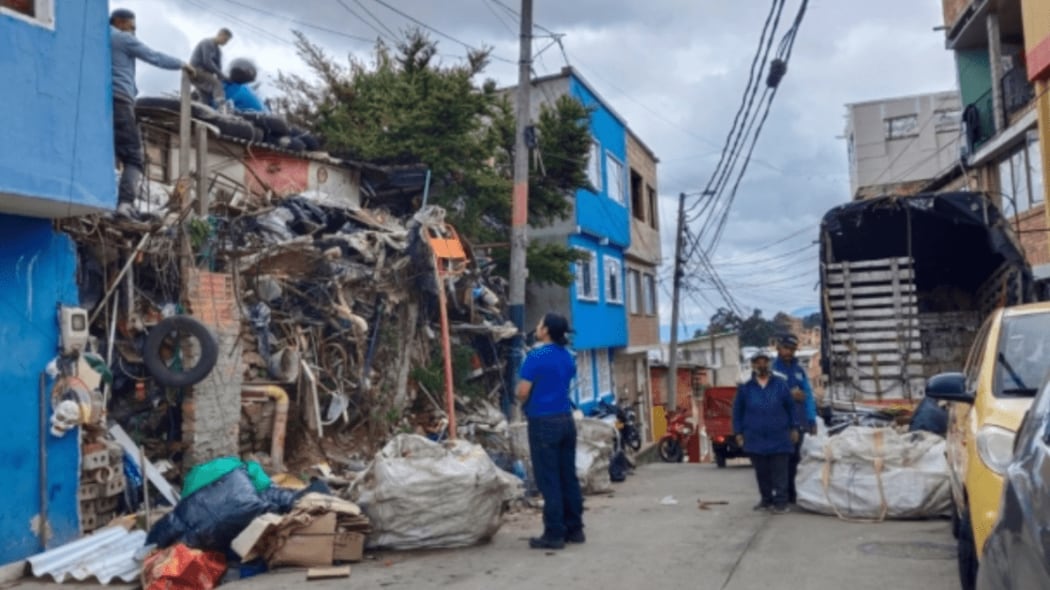 Retiran más de 500 kilos de residuos de una casa en Chapinero.