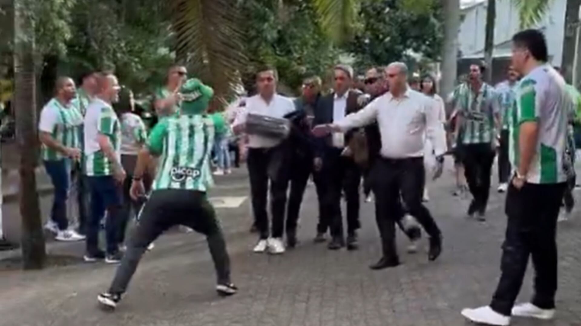 Intentaron agredir a Fernando Jaramillo en su llegada a la final del fútbol colombiano