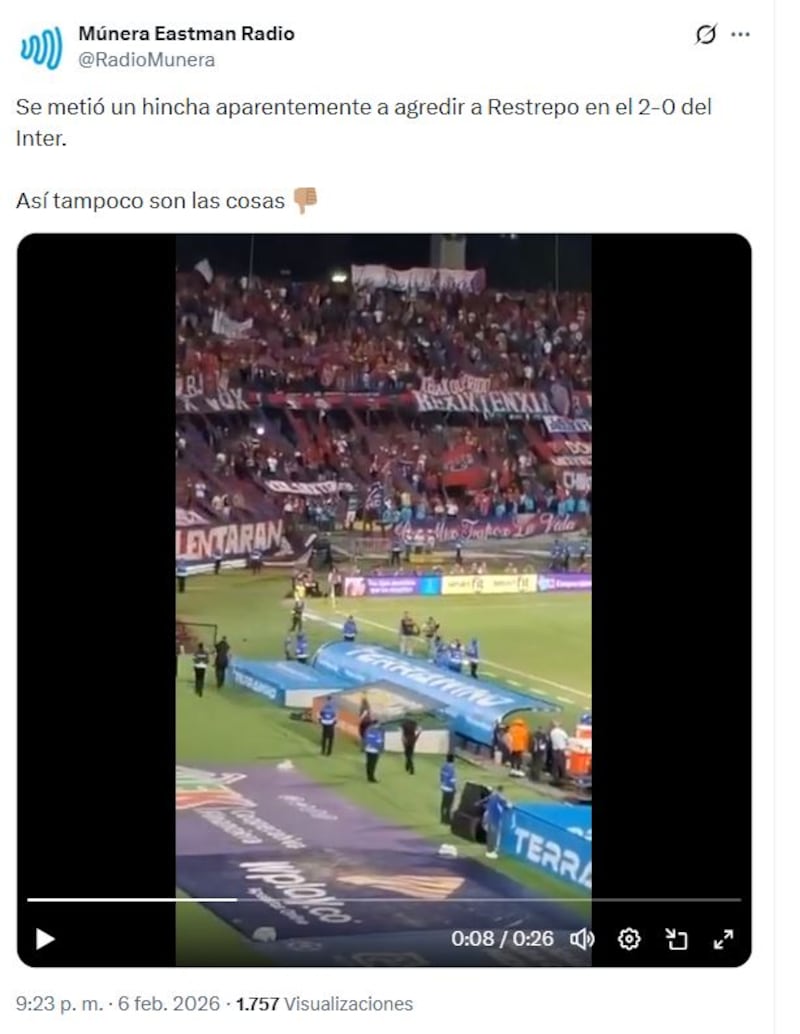 Hincha de Medellín se metió a la cancha a intentar agredir a Alejandro Restrepo en el Atanasio