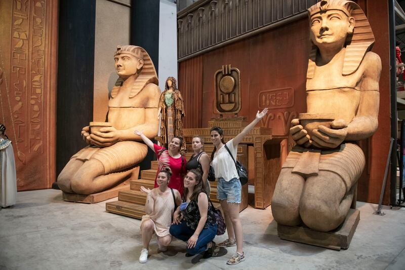 La fábrica del Teatro Colón de Buenos Aires expone las escenografías y vestuario del Teatro Colón.