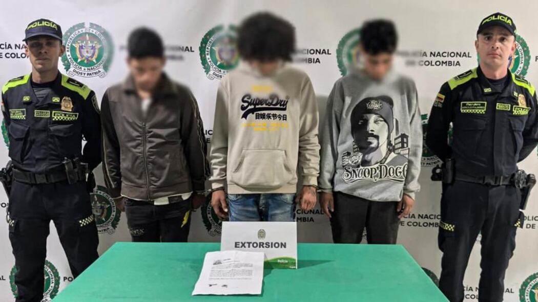 Captura de cuatro hombres que estarían entregando panfletos de extorsión.