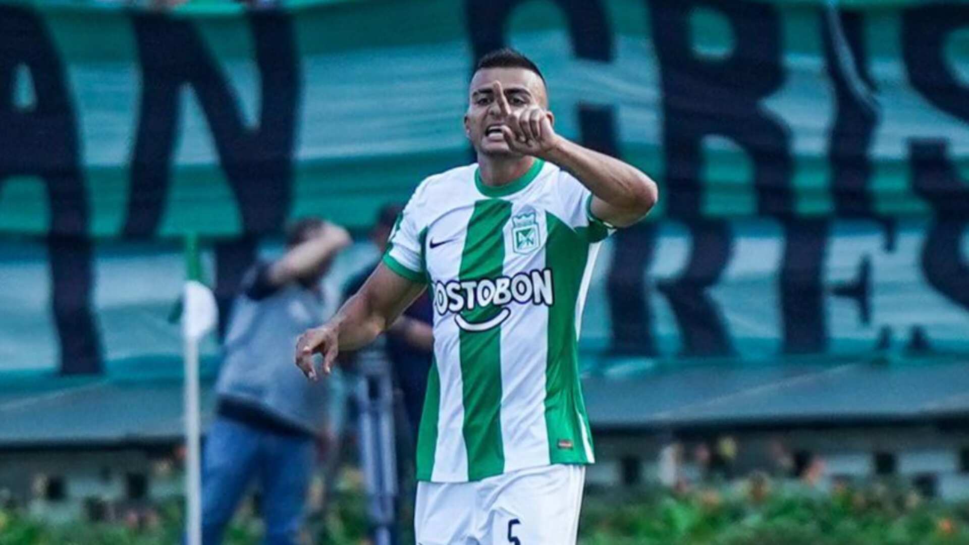 Jhon Duque terminó con la nariz reventada en el partido de Nacional contra el Medellín.