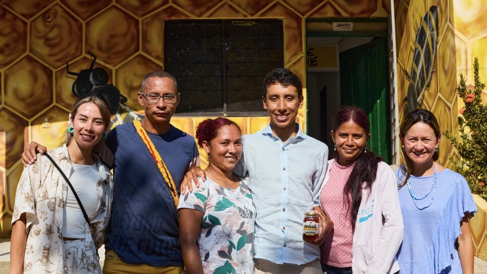 Egan Bernal visitó a emprendedores de miel, víctimas del conflicto