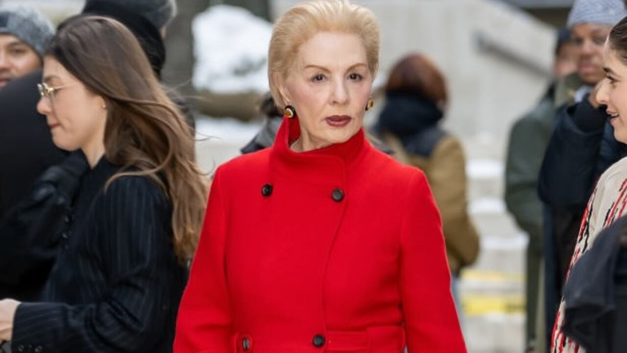 Carolina Herrera asistió a la presentación de su colección Otoño 2025, diseñada por Wes Gordon.