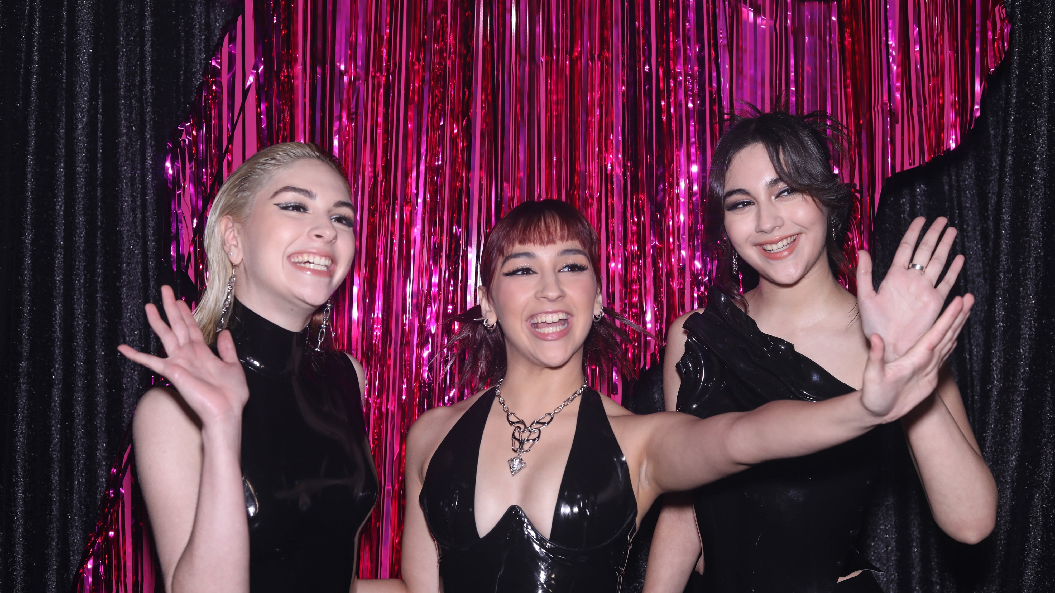 Las chicas de The Warning desfilaron con unos llamativos vestidos negros en la alfombra rosa de los MTV #VMAs.