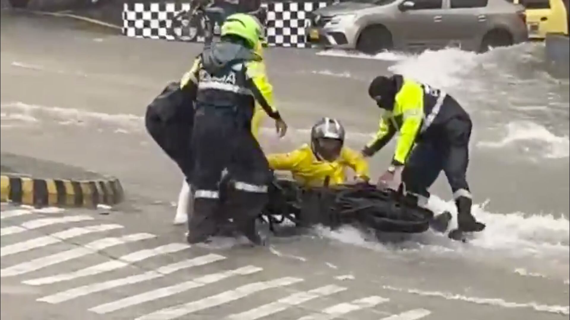 Motociclista atrapado en arroyo