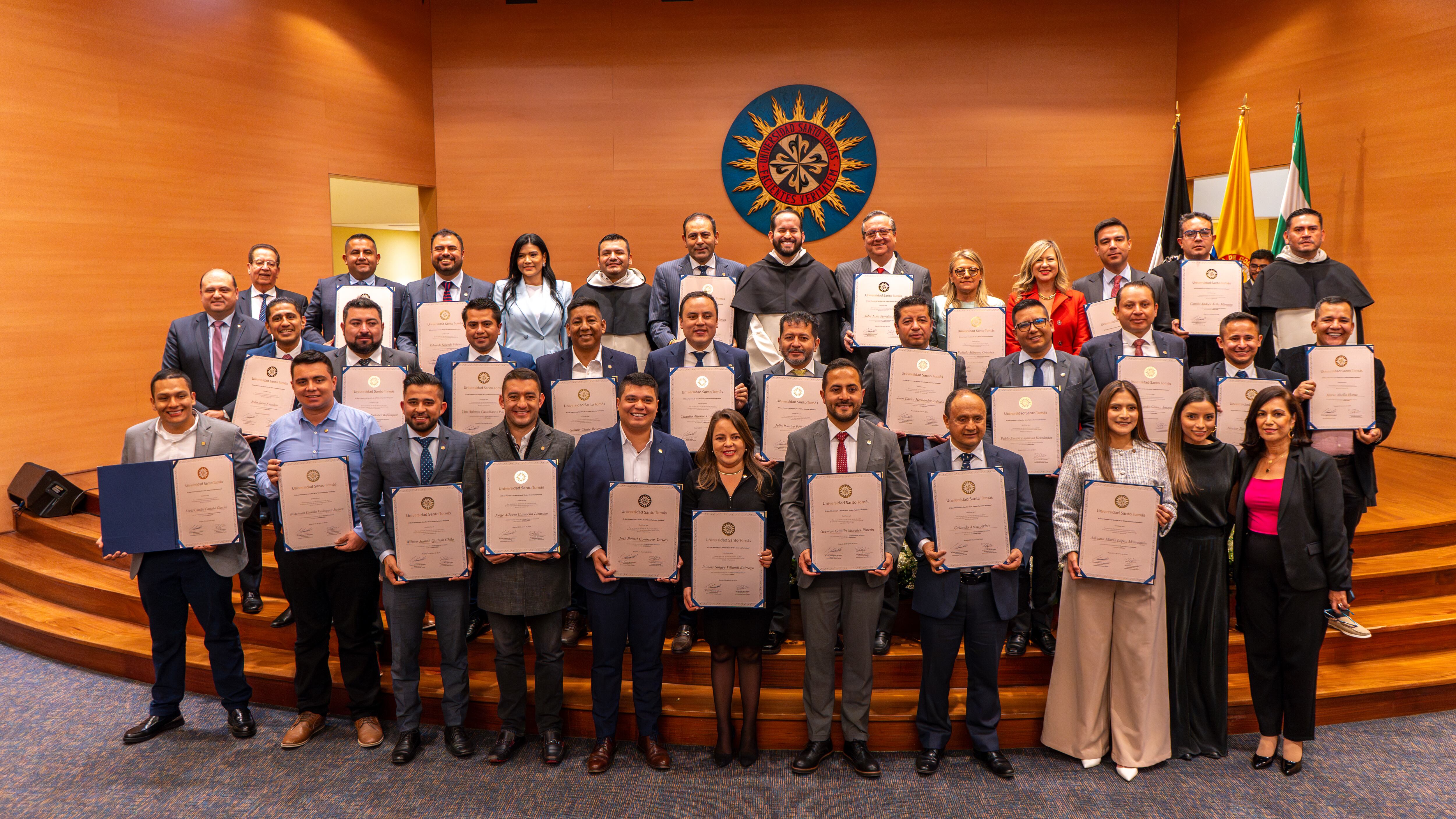 Foto de todos los distinguidos con la Orden Facientes Veritatem Cortesía Santo Tomás