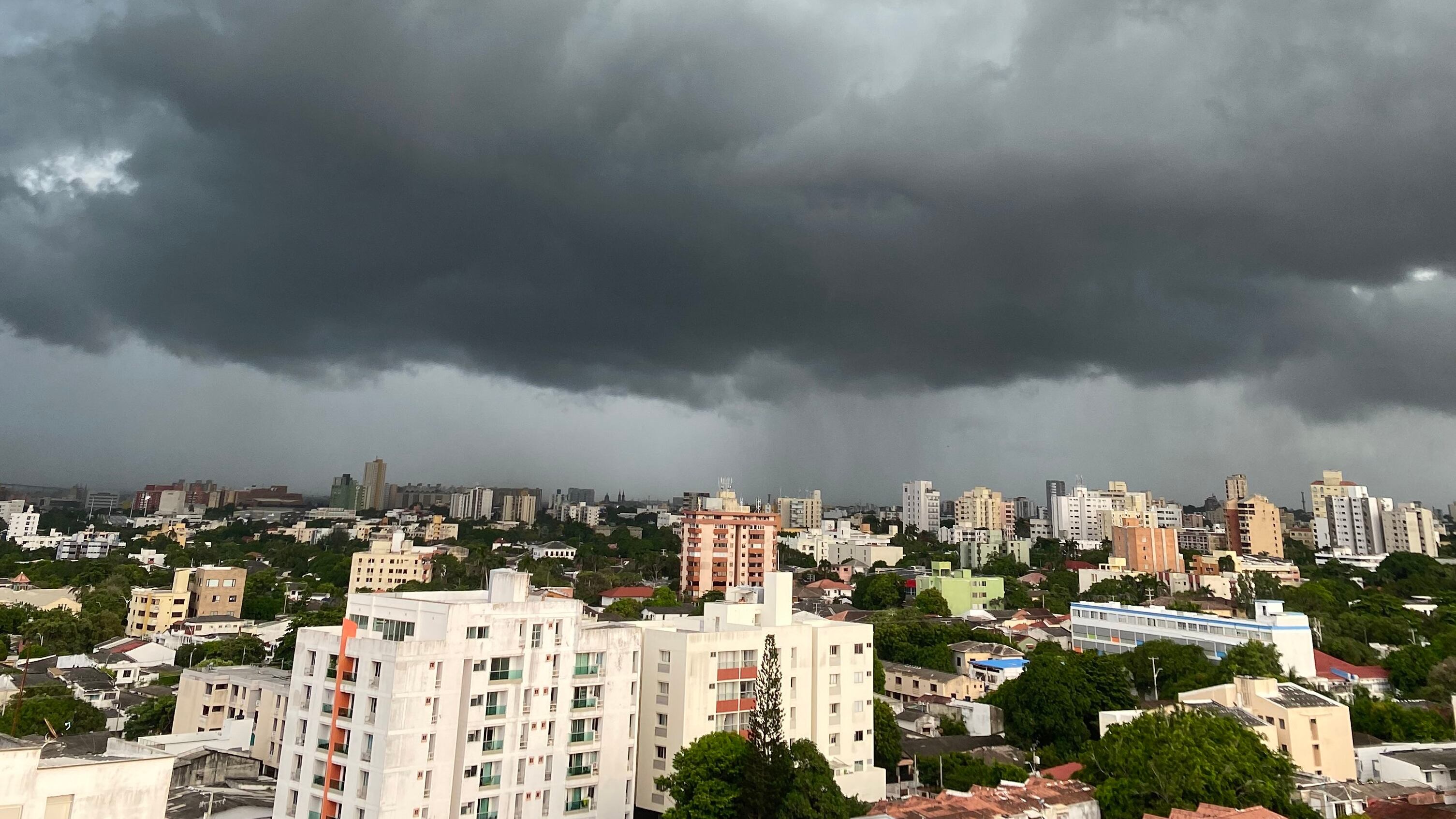 Nuevo vendaval y tormenta azotan nuevamente Barranquilla y el Atlántico, dejando caos y destrucción.