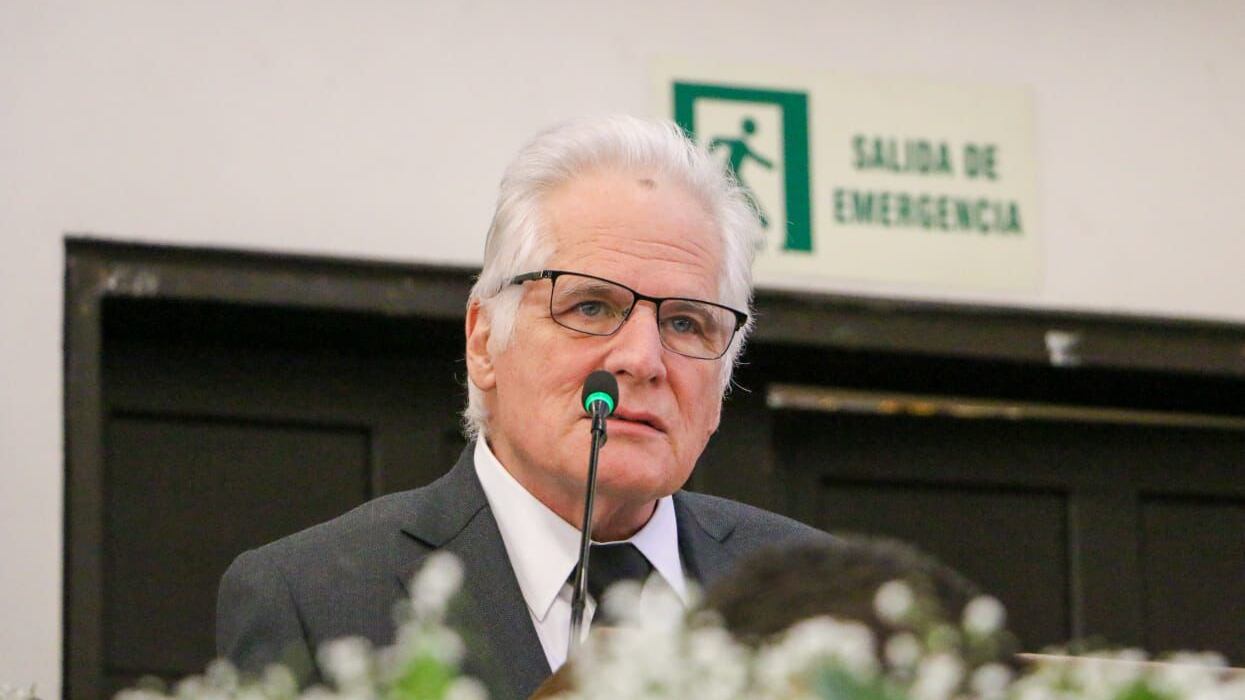 El padre de Miguel Uribe Turbay se postula a la presidencia de Colombia tras su asesinato