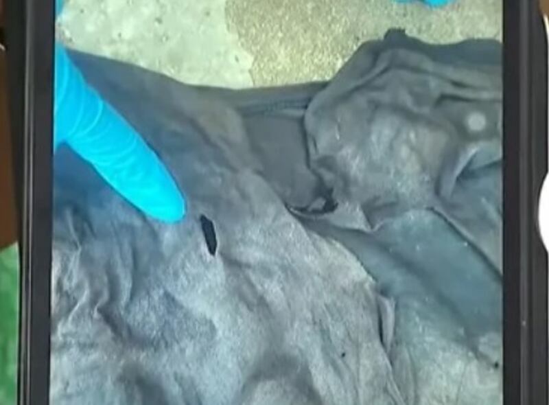 Camiseta de Edwin Arrieta perforada con arma cortopunzante.