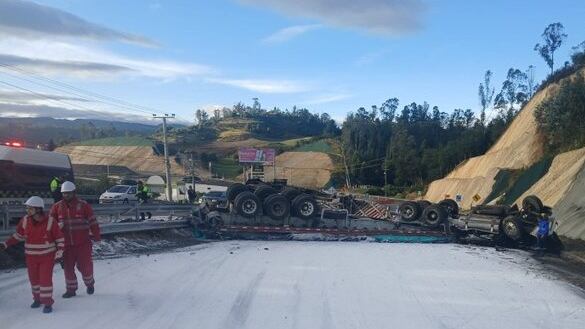 Foto de grave choque entre dos tractomulas en el sector Alto de Rosas en Granada, vía Girardot–Bogotá genera tremendo trancón: hay heridos.