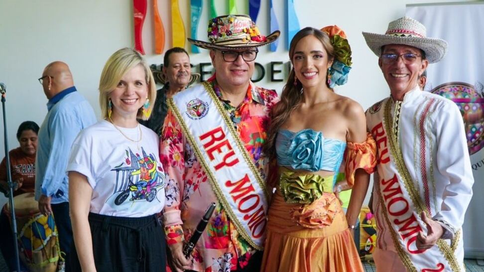 La directora de Carnaval de Barranquilla junto al rey Momo 2024, Juventino Ojito.