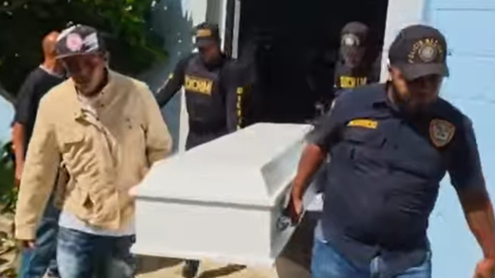 Policía se llevó un cadáver del pleno velorio